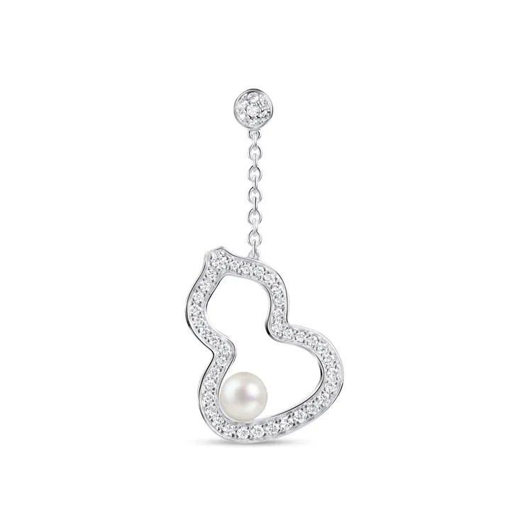 Qeelin Wulu 系列18K白金鑽石及Akoya珍珠耳墜（中），11萬元。品牌提供