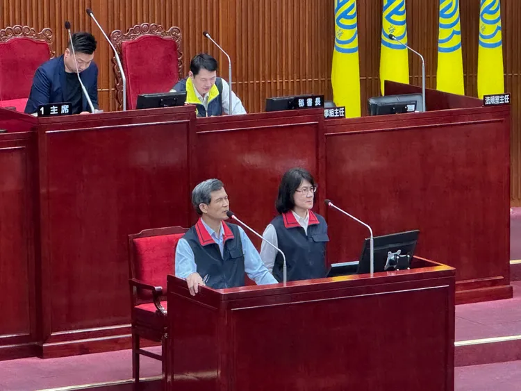 李西河（左）證實國民黨晚間於北檢前的集會未經申請。記者張綵茜攝