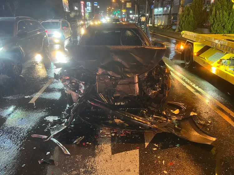 ALTIS車頭幾乎全毀。民眾提供