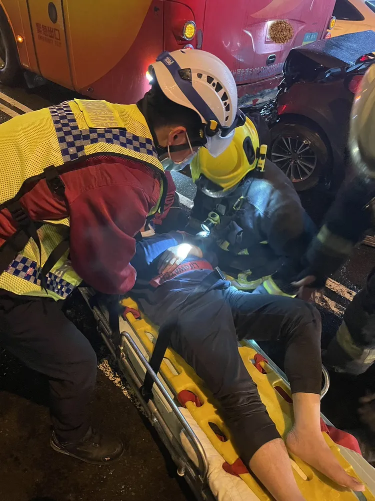 ALTIS黃姓駕駛一度受困，所幸送醫沒有生命危險。民眾提供