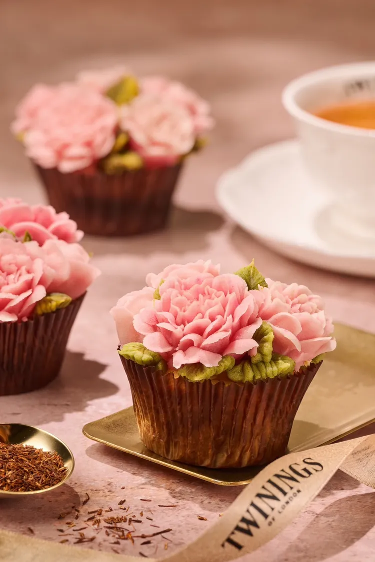 Myra康乃馨手工擠花杯子蛋糕。業者提供