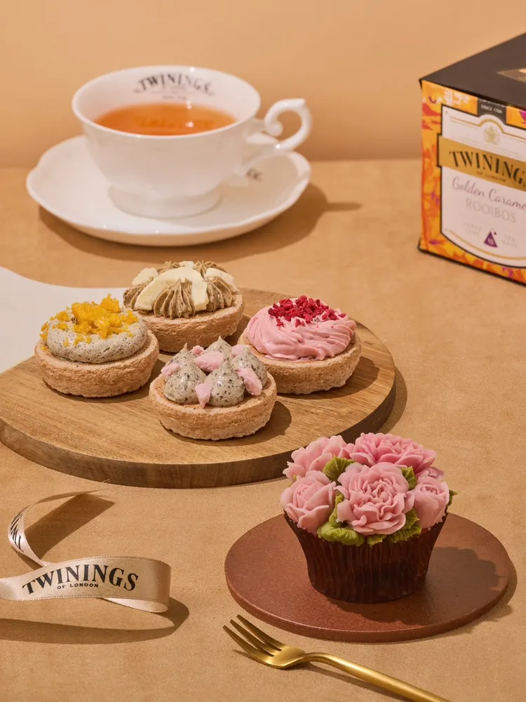 Myra2025年母親節與英國百年茶品牌Twinings唐寧茶聯手，為母親節獻上兩款聯名甜點康乃馨擠花蛋糕與常溫達克瓦茲禮盒。業者提供