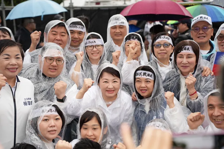 台中市長盧秀燕，26日率中部25民代現身凱道遊行。李俊毅攝影