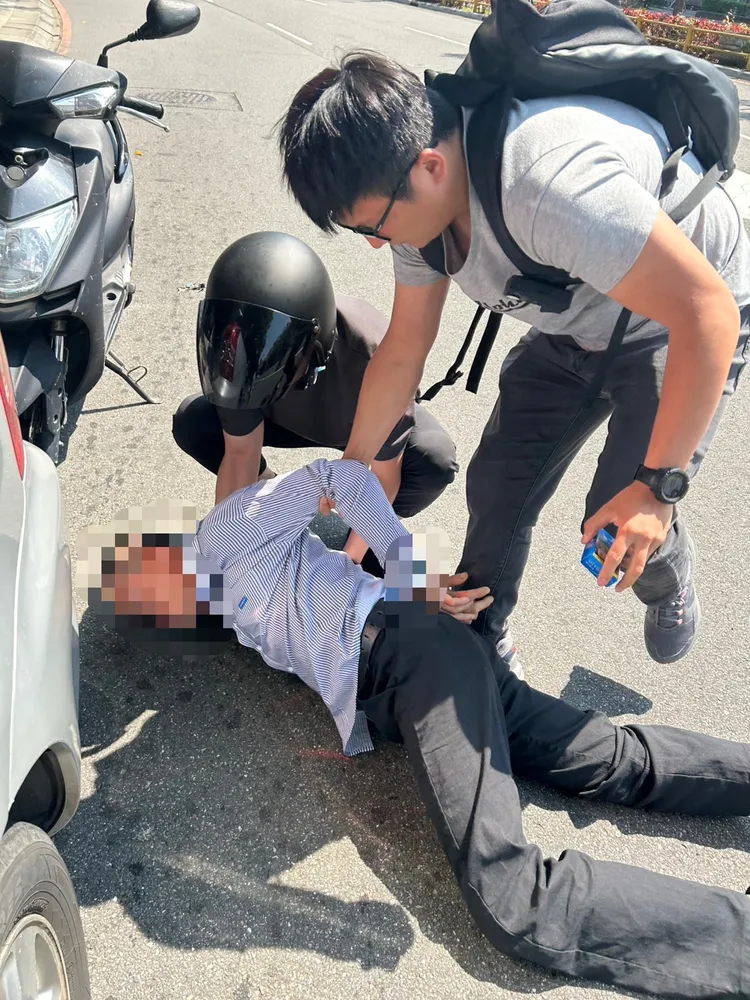 蔡男遭警方壓制。警方提供