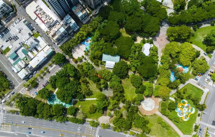 「京城天湖」周邊綠地充足有「蓮池潭兒童公園」可供休憩，距離蓮池潭步行不到1分鐘。京城集團提供