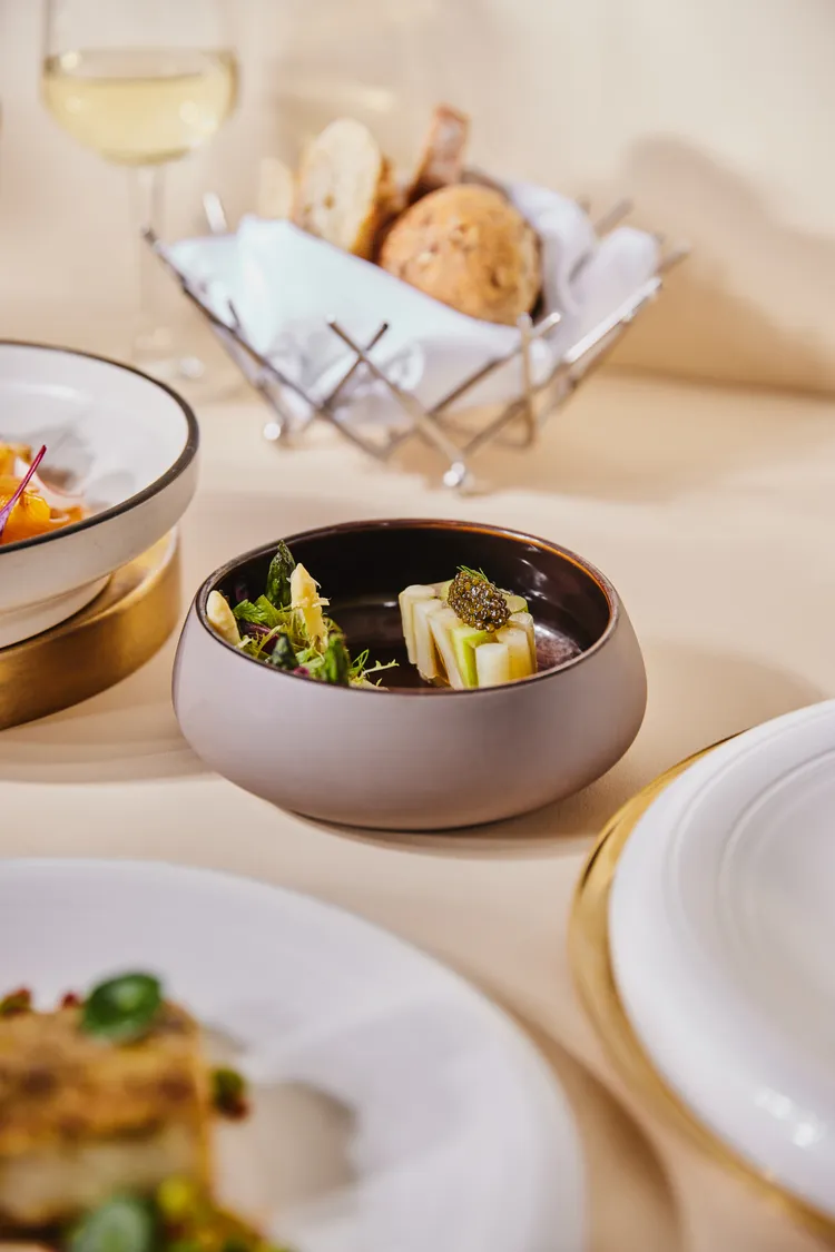 前菜海洋干貝白蘆筍晶凍。慕軒飯店提供