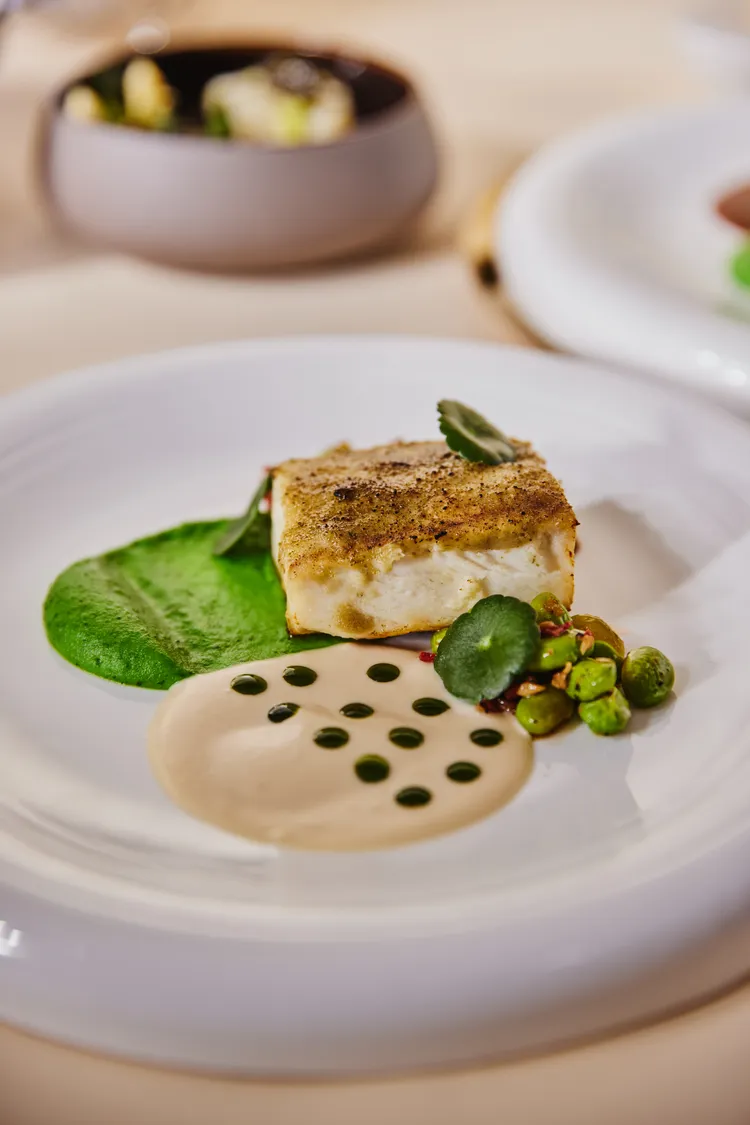 主菜原木炭烤澎湖海鱺。慕軒飯店提供