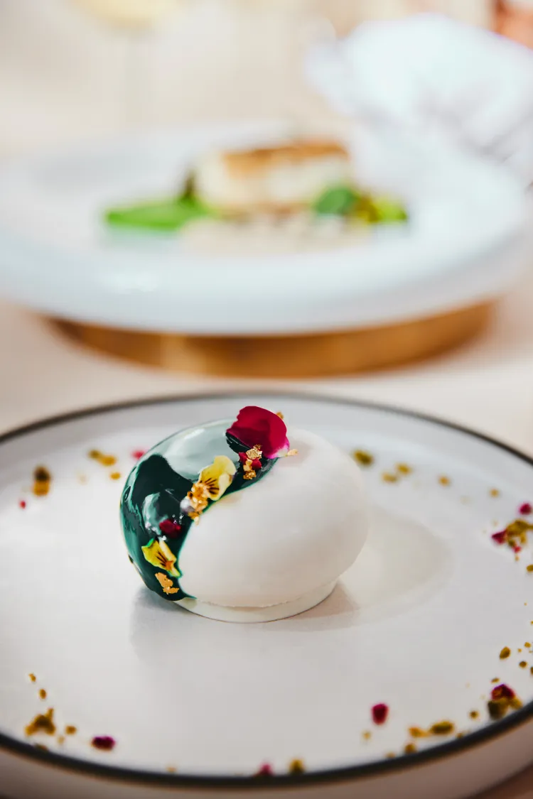 甜點青森蘋果、萊姆茶、十勝乳霜慕斯。慕軒飯店提供