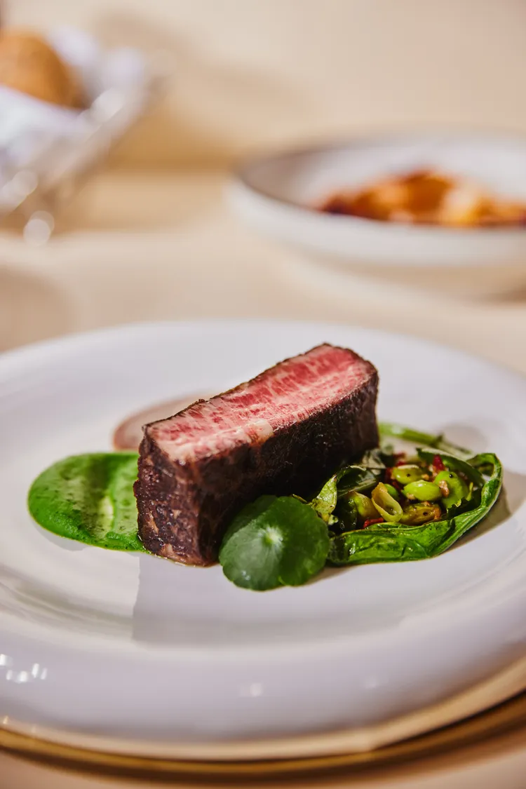 主菜原木炭烤美國極佳級牛小排。慕軒飯店提供