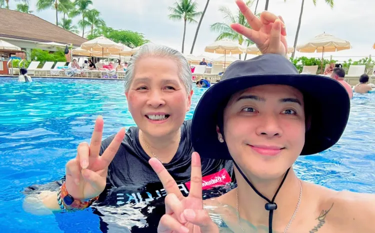 羅志祥跟媽媽一同戲水。翻攝羅志祥臉書