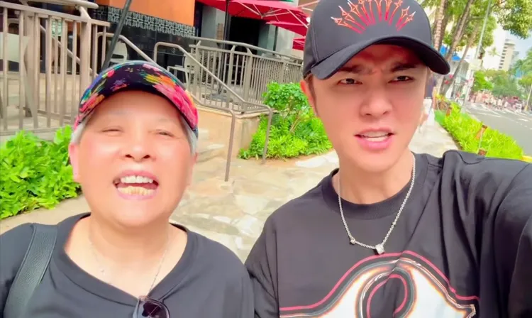 羅志祥與媽媽開心互動。翻攝羅志祥臉書