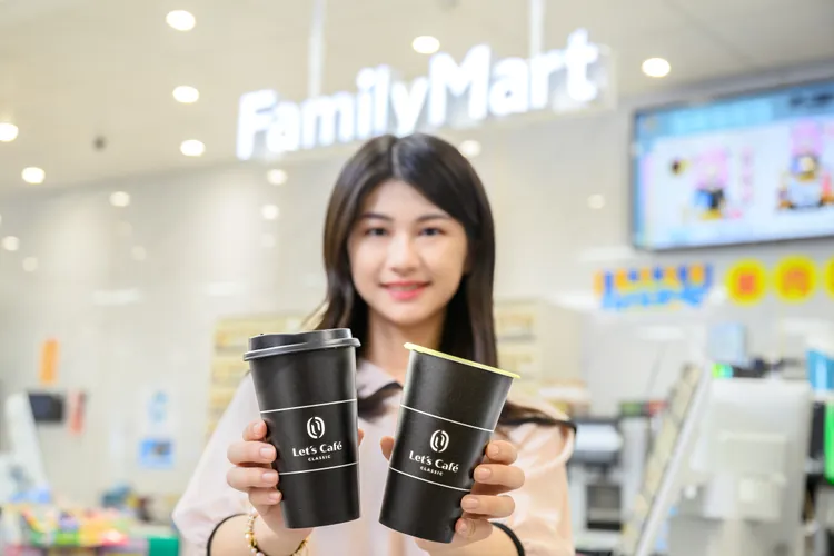 期間活動包含特濃拿鐵、美式第2杯只要10元。全家提供