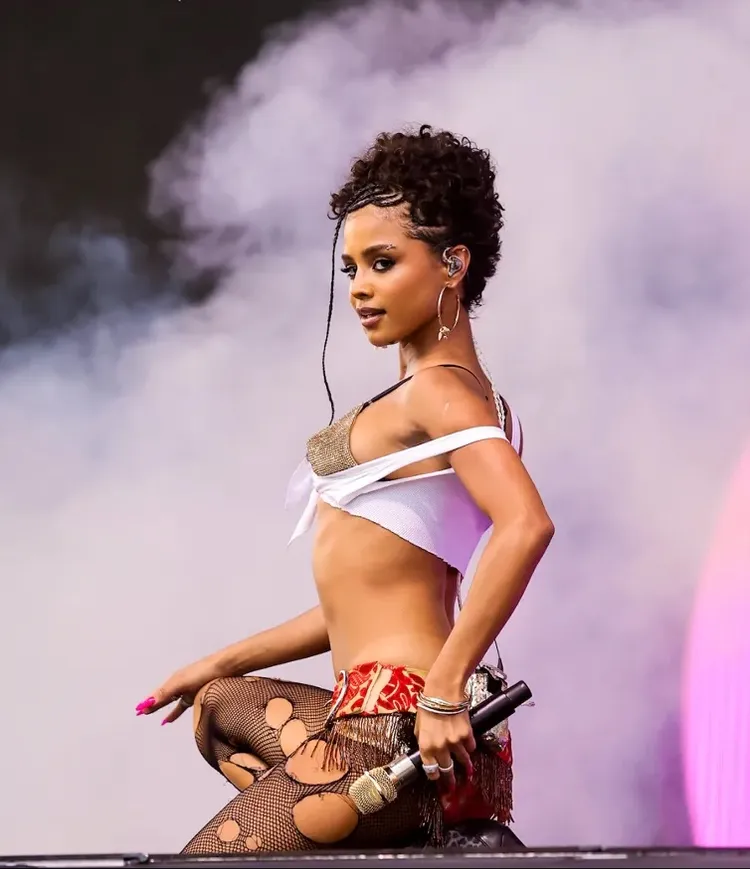 Tyla換上亮片bra、紐結超短上衣、破洞絲襪，並搭配PANDORA飾品火辣亮相。品牌提供