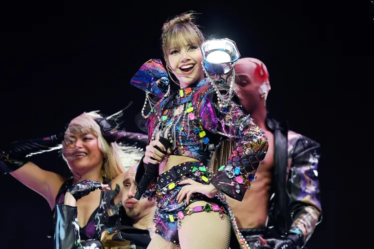 Lisa的服裝運用彩色寶石與SWAROVSKI水鑽相互映襯。翻攝Lisa IG