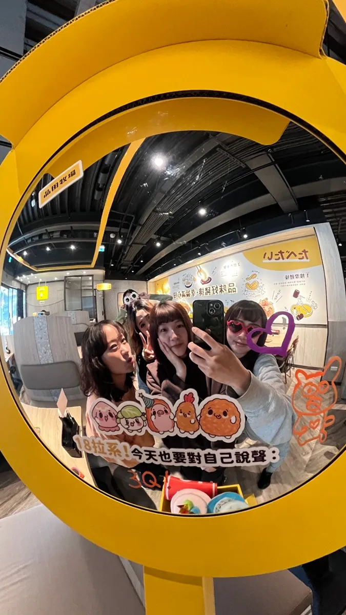 5/15前到全台21間「品田牧場」門店完成「18拉系凸面鏡」拍照上傳IG限動任務，有機會抽中只送不賣的「品田豬排抱枕」。王品集團提供