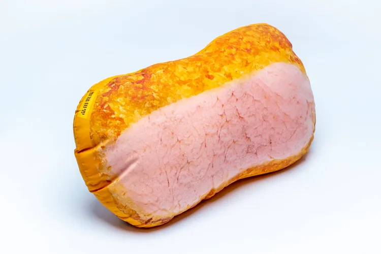 品田豬排抱枕。王品集團提供