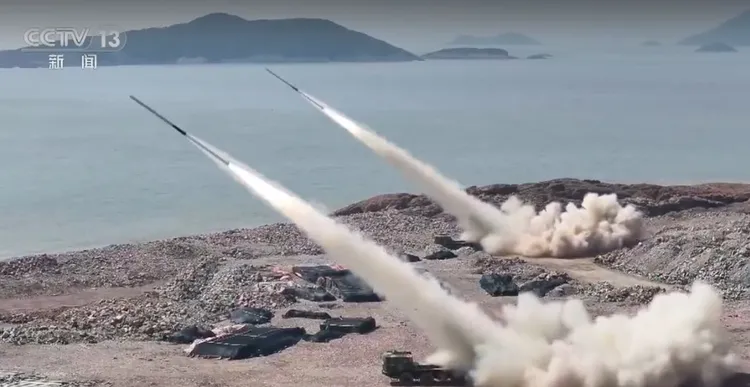 共軍公布演習畫面，宣稱「以打擊台島軍事目標」為演訓內容。翻攝央視新聞
