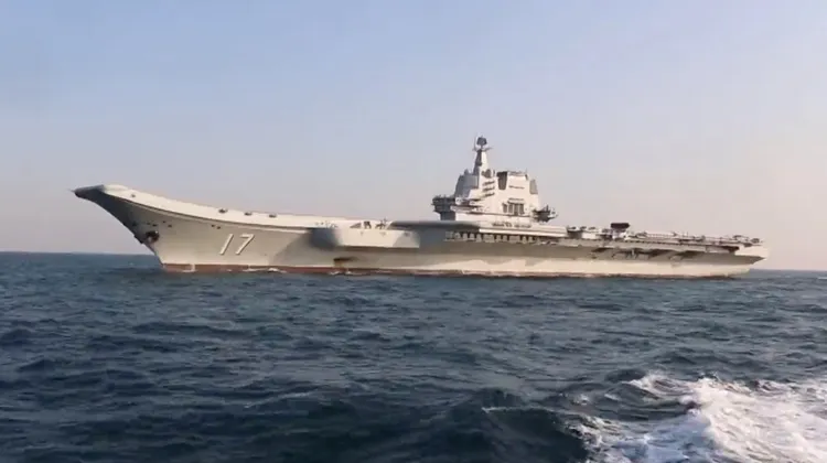 參加本次解放軍軍演的山東號航空母艦。路透社