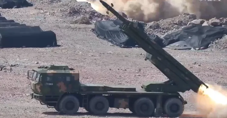 解放軍東部戰區陸軍對東海相關海域，實施遠程火力實彈射擊演練，模擬對台灣重要港口、能源設施進行精確打擊。翻攝解放軍網
