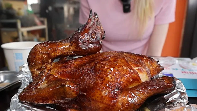 Hana表示在她居住的捷克村莊，不會整隻雞連同雞頭上桌。翻攝自不要鬧工作室YouTube