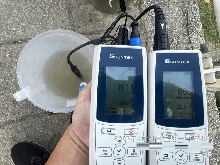 稽查人員至現場進行水質監測。環保局提供