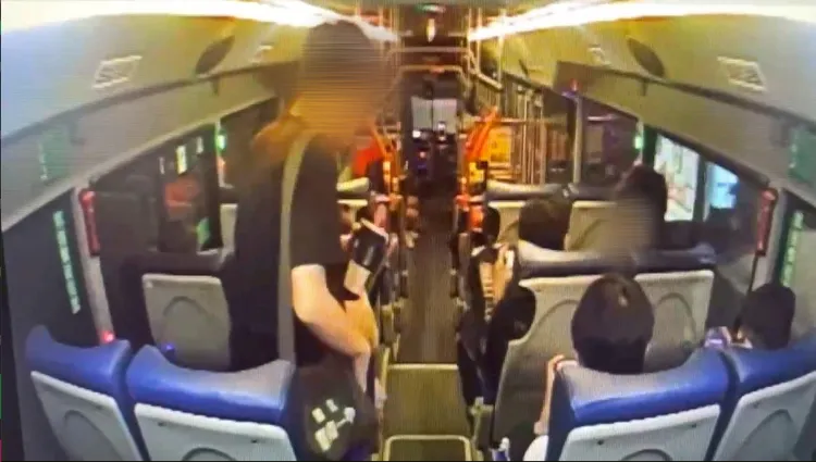 南一中同學快到站時起身準備下車，遭到司機飆罵。翻攝照片