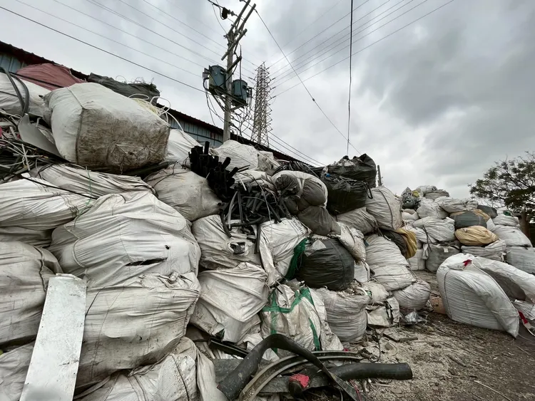 黑心廢棄物處理場違法堆置廢棄物上萬噸，嚴重影響環境。桃園地檢署提供