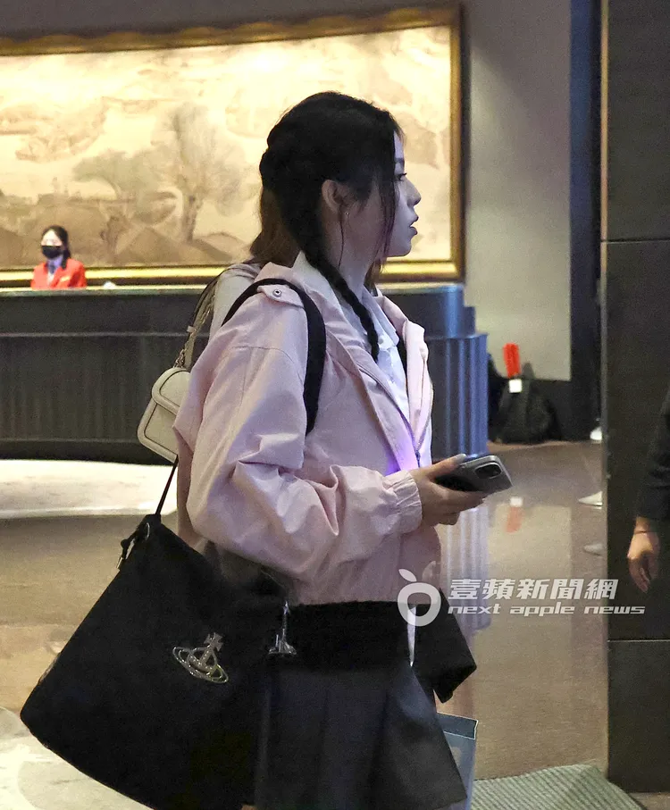 Kyujin綁著雙辮子頭、肩背Vivienne Westwood大側背包跟在後面，打扮十分可愛。特勤中心攝