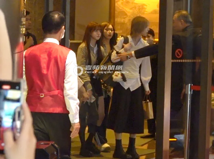 出道3年的「NMIXX」團員在飯店人員的引導下走向另外一個門。特勤中心攝