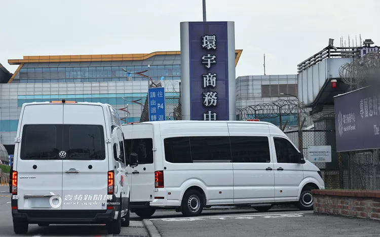 結束品牌活動，2台高級保母車開往桃園機場寰宇商務中心。特勤中心攝