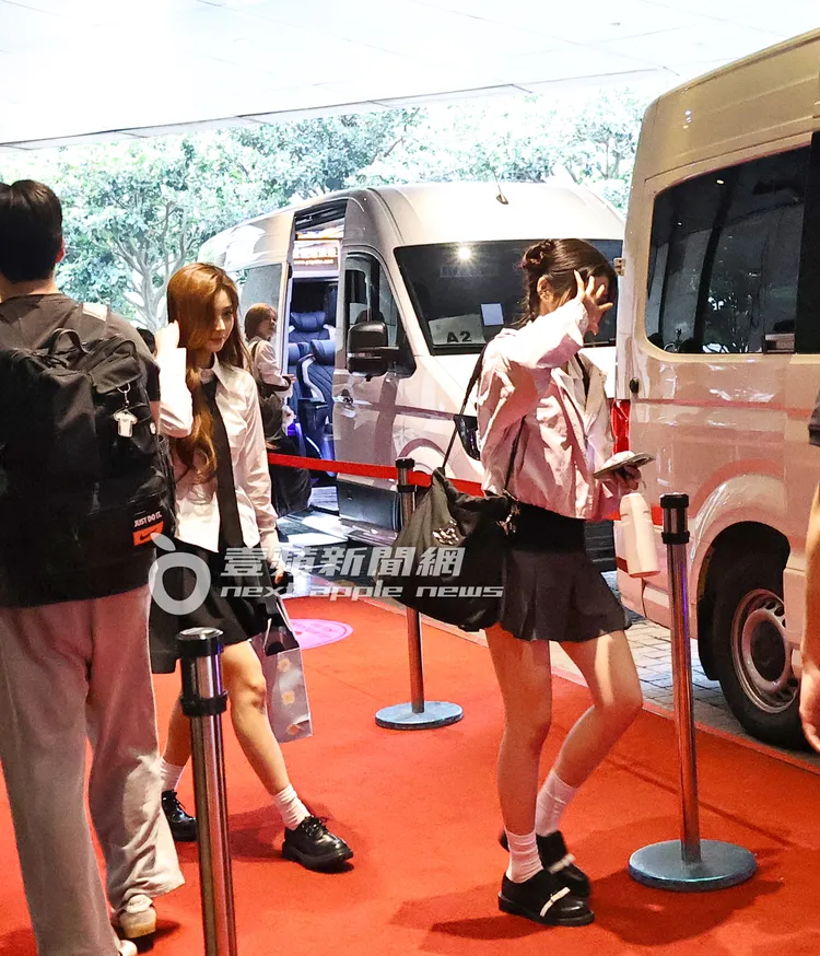 Kyujin（右）背著Vivienne Westwood熱情向粉絲揮手，Sullyoon則邊走邊整理頭髮。特勤中心攝