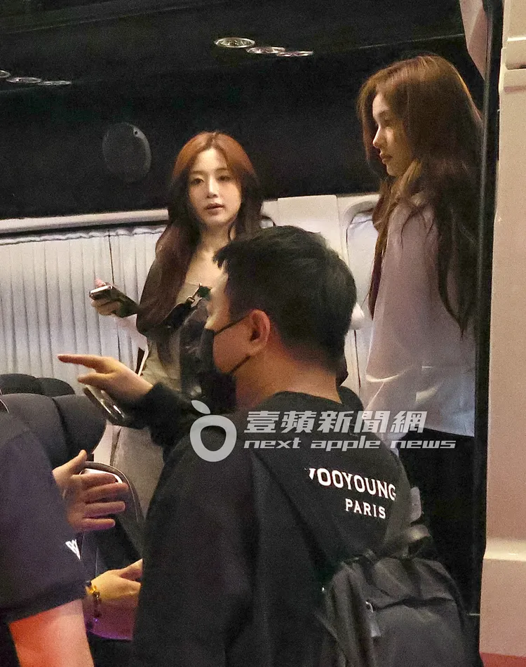 Haewon和Sullyoon在車上等待工作人員安排位子。特勤中心攝