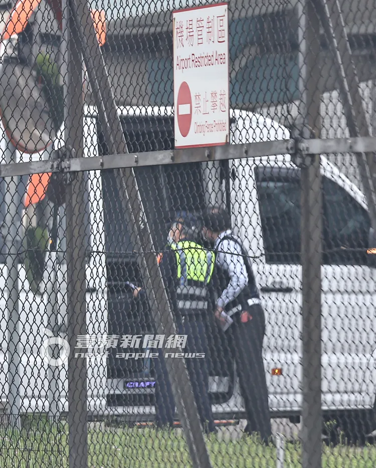 機場海關人員打開車門檢查人數。特勤中心攝