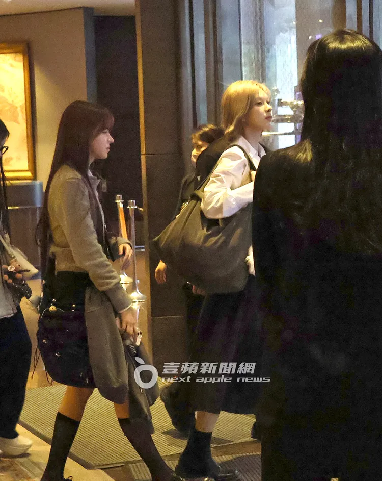 Bae和Lily都揹著自己的包包準備上車。特勤中心攝