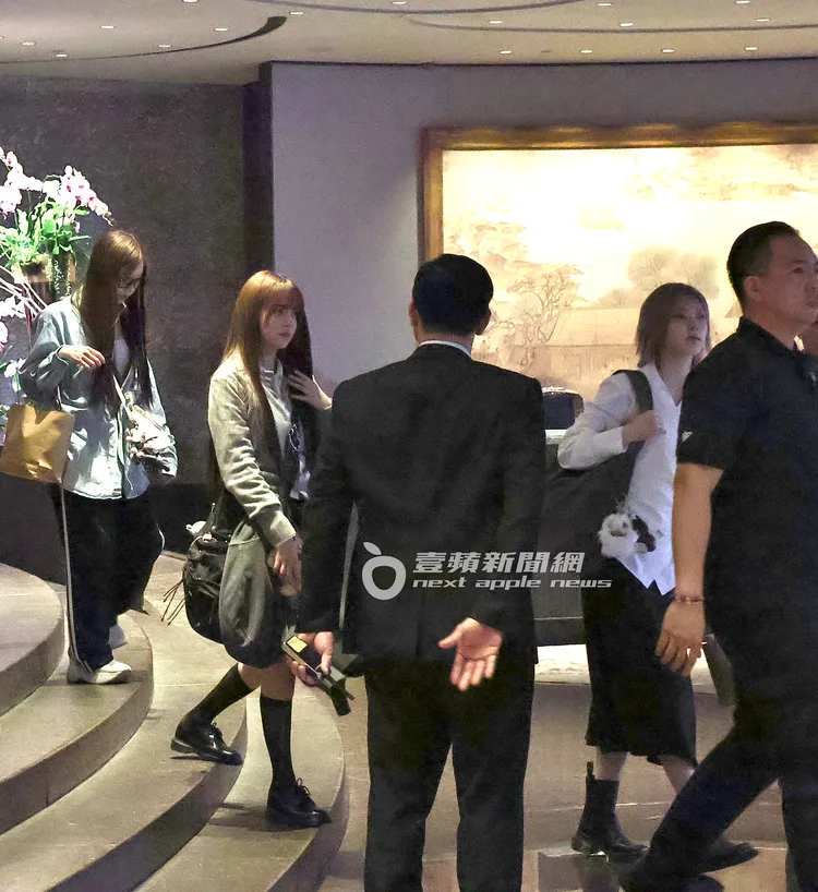 Bae（右起）、Lily、Jiwoo在工作人員的維護下分別步出飯店。特勤中心攝