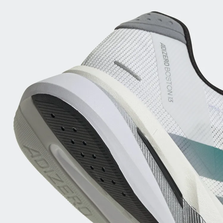 ADIZERO BOSTON 13搭載LIGHTSTRIKE PRO中底與LIGHTTRAXION大底。品牌提供