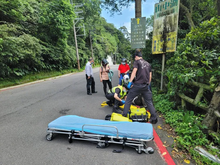 秦翁被救出後送醫，。翻攝畫面