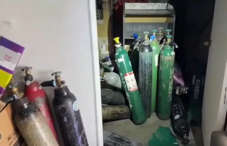 汽旅內發現多隻笑氣瓶。翻攝畫面