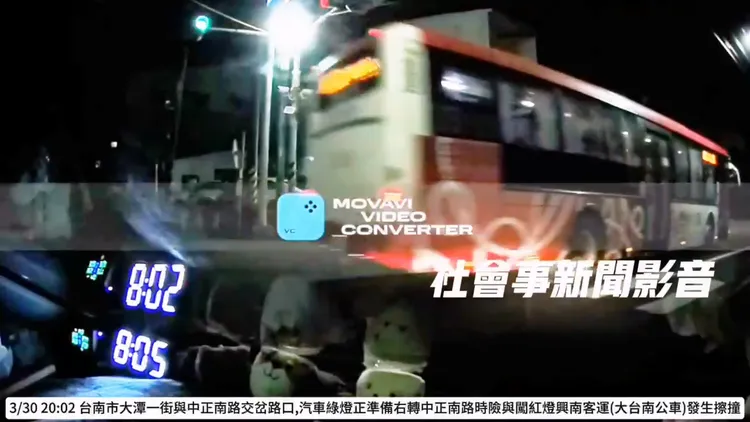 興南客運公車闖紅燈，嚇得綠燈直行網友急煞車。翻攝自社會事新聞影音