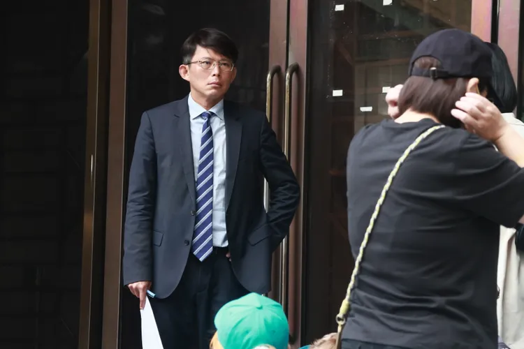 民眾黨主席黃國昌一早就到北院側門與小草一起等候領取旁聽證。彭欣偉攝