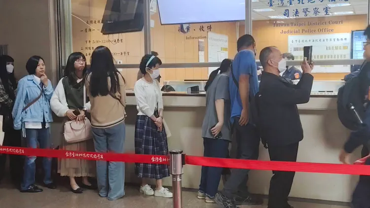 柯文哲妻子陳佩琪今天一早就到北院法警室外排隊領取網路報名的旁聽證。張欽攝