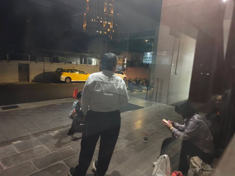 小草昨天傍晚就在北院側門站為排隊等今早領取旁聽證。張欽攝