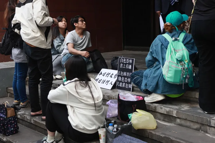 小草們帶來自製標語，表示在書上看過白色恐怖，但現卻正經歷民進黨做的綠色恐怖。彭欣偉攝