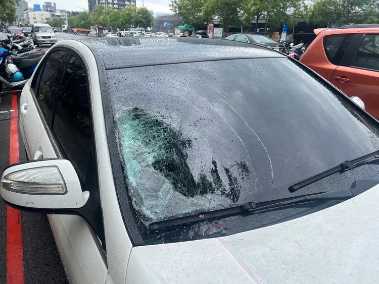 賓士車前擋風玻璃被撞碎。民眾提供
