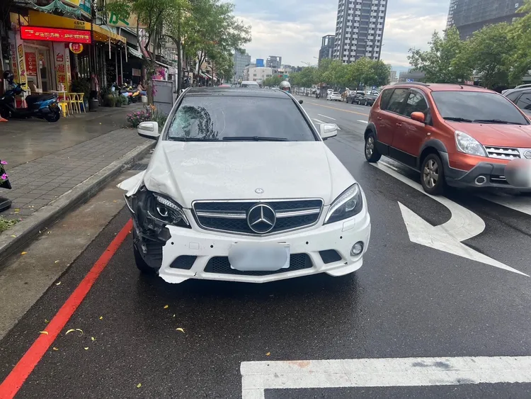 賓士車前擋風玻璃被撞碎，右前車頭也受損，可見撞擊力道猛烈。民眾提供
