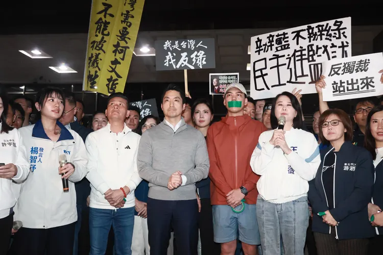 國民黨台北地檢署抗議，國民黨發言人楊智伃(左起)、北市議長戴錫欽、台北市長蔣萬安、罷瑤團體召集人賴苡任、立委王鴻薇、北市議員游淑慧現身。彭欣偉攝