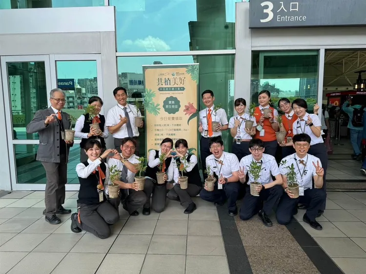 高鐵號召員工參與推廣台灣原生植物栽植活動。高鐵提供