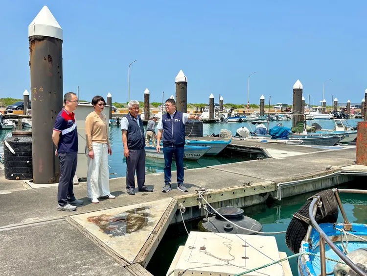 陳冠義偕同3首長會勘漁港直銷中心工程。農業局提供