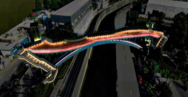 橋梁搭配夜間光雕，提供夜間特色照明(模擬圖)。水利局提供