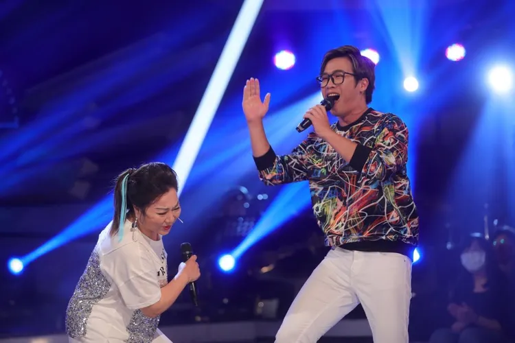 白冰冰（左）和陳思瑋在節目上飆歌。翻攝陳思瑋臉書